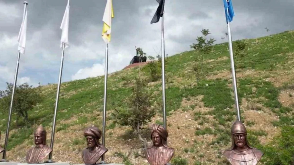 Tortum Şelalesi'ne Türk Büyükleri Anıtı