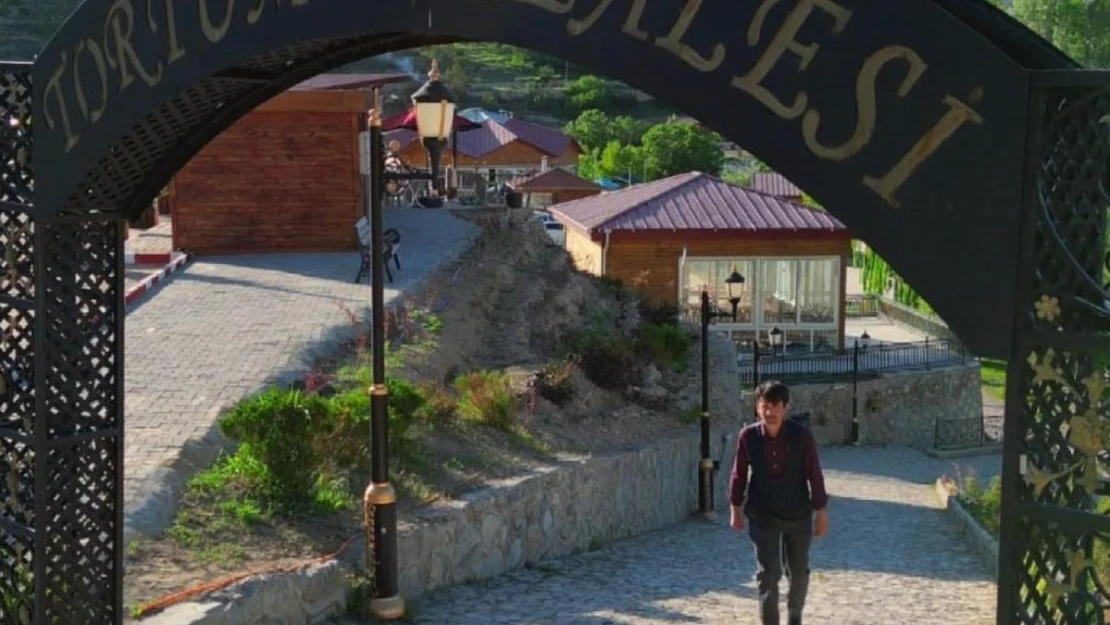 Tortum Şelalesi'nin manzarası eşliğinde Karacoğlan şiirleri okuyor