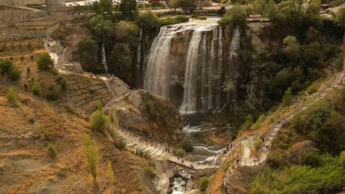 Tortum Şelalesi sonbaharın büyüsüne kapıldı