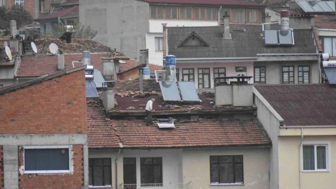 Tosya'da çatıda tehlikeli yürüyüş