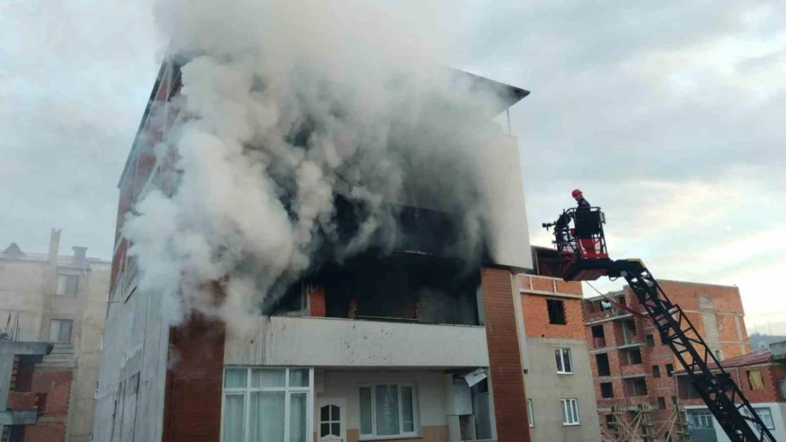 Trabzon'da apartman dairesindeki yangın korkuttu