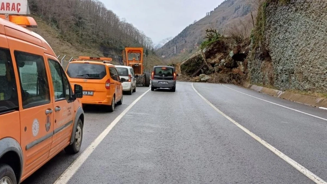 Trabzon'da heyelan nedeniyle Santa Yolu ulaşıma kapandı