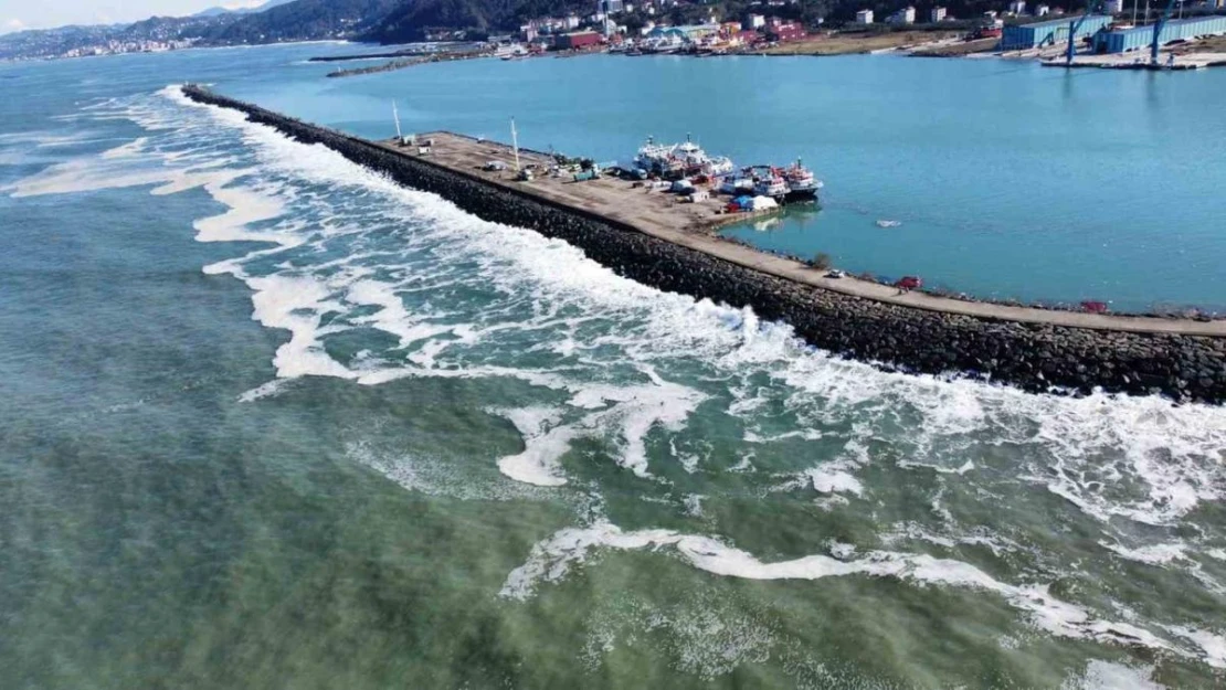 Trabzon'un Sürmene ilçesindeki Yeniçam Tersanesi'ndeki askeri üs bölgesinde dalgaların oluşturduğu tahribat görüntülendi