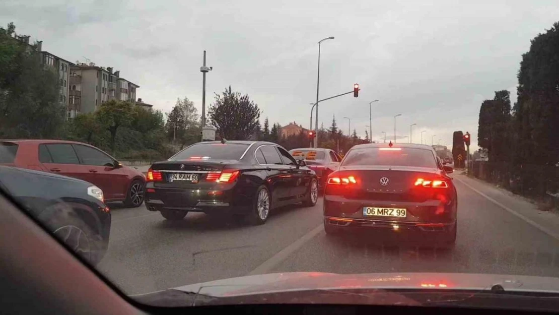 Trafiği tehlikeye düşüren düğün konvoyu magandaları kamerada