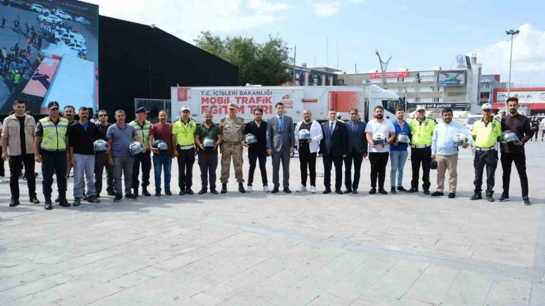 Trafik cezası olmayan motosiklet sürücülerine kask dağıtıldı