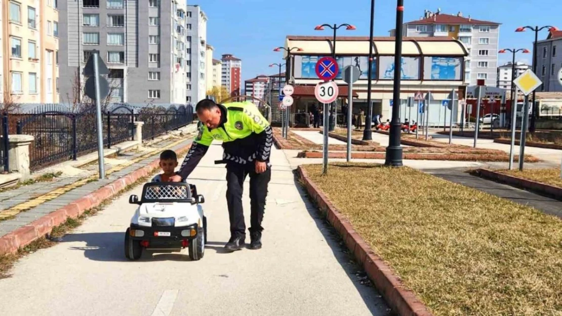 Trafik ekiplerinden çocuklara uygulalı eğitim