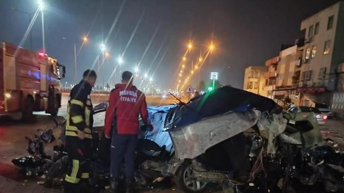 Trafik levhası direğine çarpan otomobil kağıt gibi yırtıldı, sürücü öldü