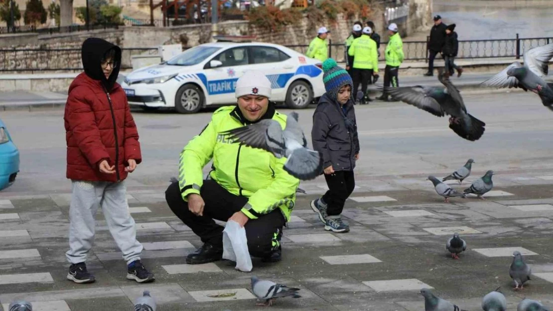 Trafik polisi küçük çocukla güvercinleri yemledi, görüntüleri yürekleri ısıttı