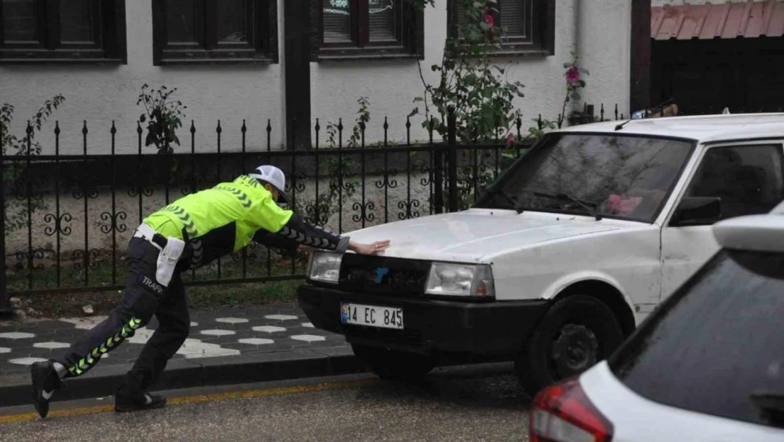 Trafik polisinden gönüllere dokunan hareket