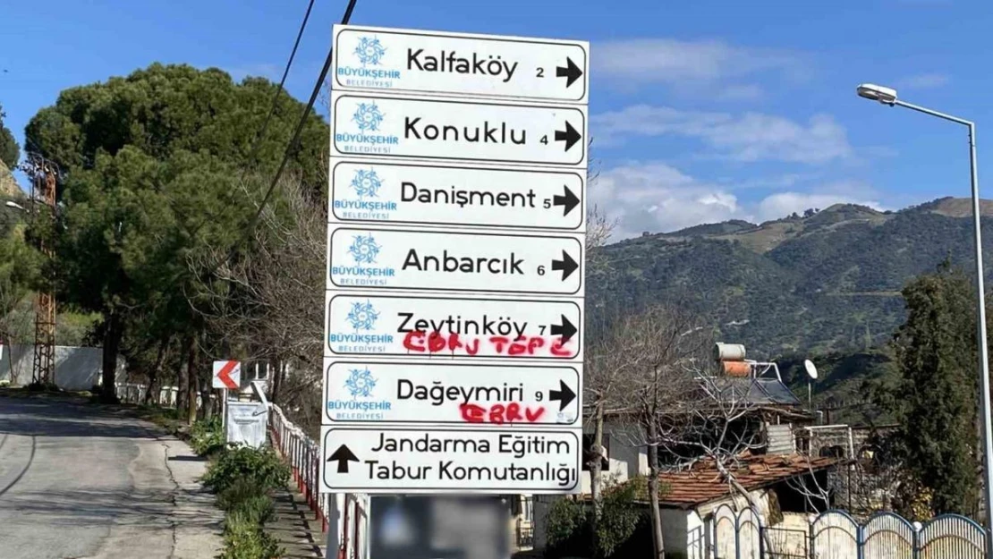 Trafik ve yönlendirme levhaları aşıkların karalama tahtası oldu