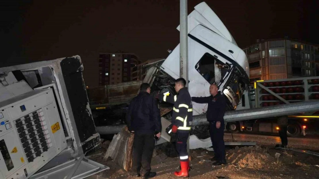 Trafo yüklü tır aydınlatma direğine çarptı: Baba ve oğlu yaralandı