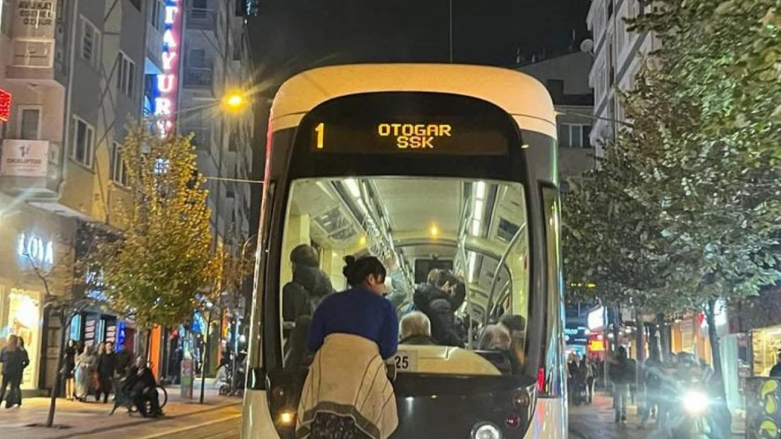 Tramvay arkasında tehlikeli yolculuk