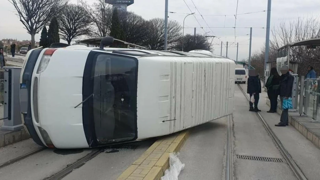 Tramvay yolundan giderken devrilen minibüs seferleri aksattı