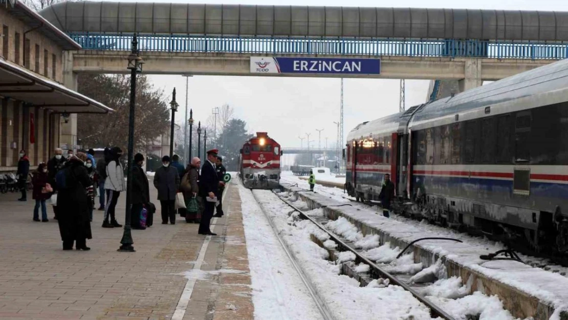 Tren geçiyor Erzincan bakıyor!