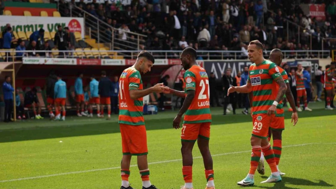 Trendyol Süper Lig: Alanyaspor: 2  - Adana Demirspor: 0 (İlk yarı)