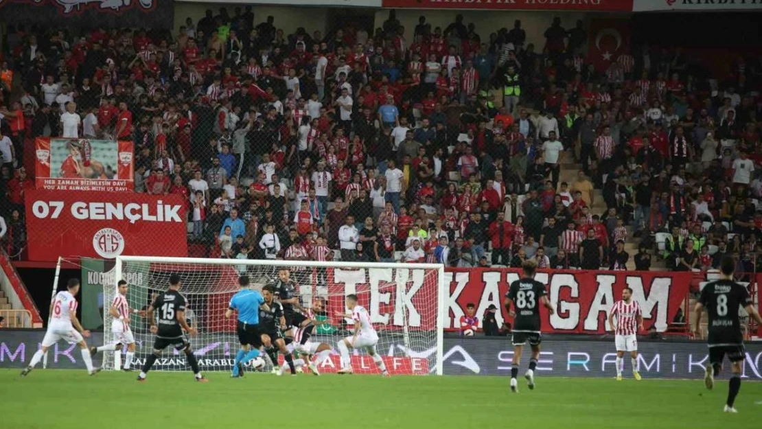 Trendyol Süper Lig: Antalyaspor: 0 - Beşiktaş: 0 (Maç devam ediyor)