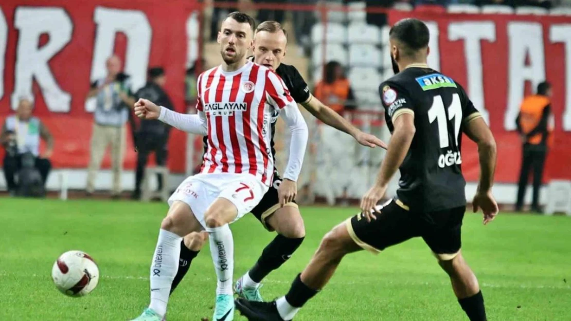 Trendyol Süper Lig: Antalyaspor: 0 - Corendon Alanyaspor: 0 (İlk yarı)