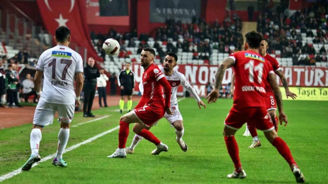 Trendyol Süper Lig: Antalyaspor: 2 - Sivasspor:1 (İlk yarı)