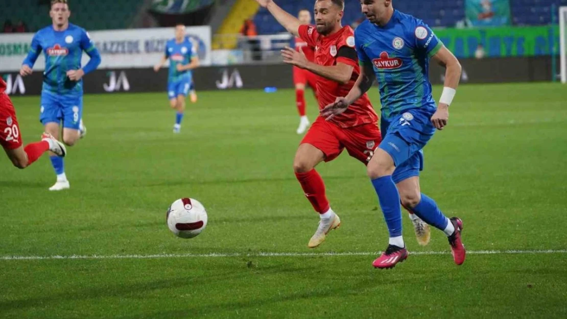 Trendyol Süper Lig: Çaykur Rizespor: 3 - Pendikspor: 1  (İlk yarı)