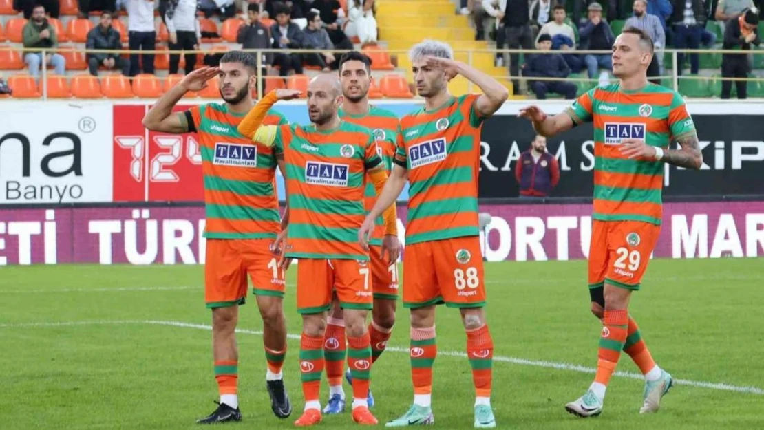 Trendyol Süper Lig: Corendon Alanyaspor: 2 - Samsunspor: 0 (İlk yarı)