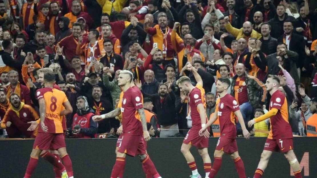 Trendyol Süper Lig: Galatasaray: 2 - RAMS Başakşehir: 0 (İlk yarı)