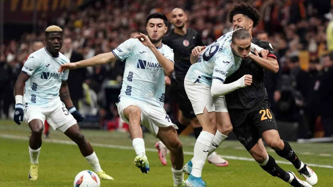 Trendyol Süper Lig'in 23. haftasında oynanan Galatasaray - Adana Demirspor maçının 33. dakikasında Adana ekibi sahadan çekildi.
