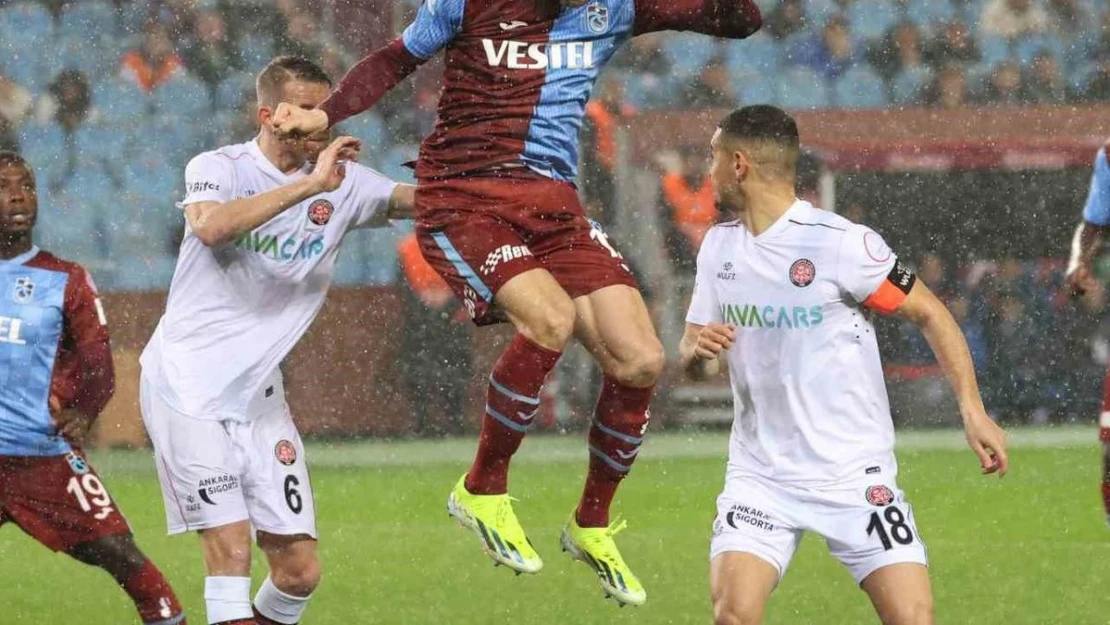 Trendyol Süper Lig: Trabzonspor: 1 - Fatih Karagümrük: 1 (İlk yarı)