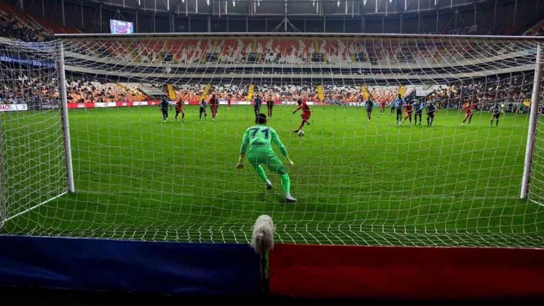 Trendyol Süper Lig: Y. Adana Demirspor: 1 - Samsunspor: 2 (İlk yarı)