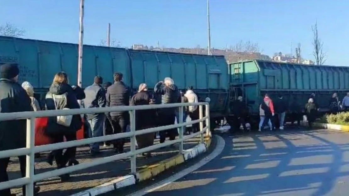 Trenin ayrılan vagonları paniğe neden oldu