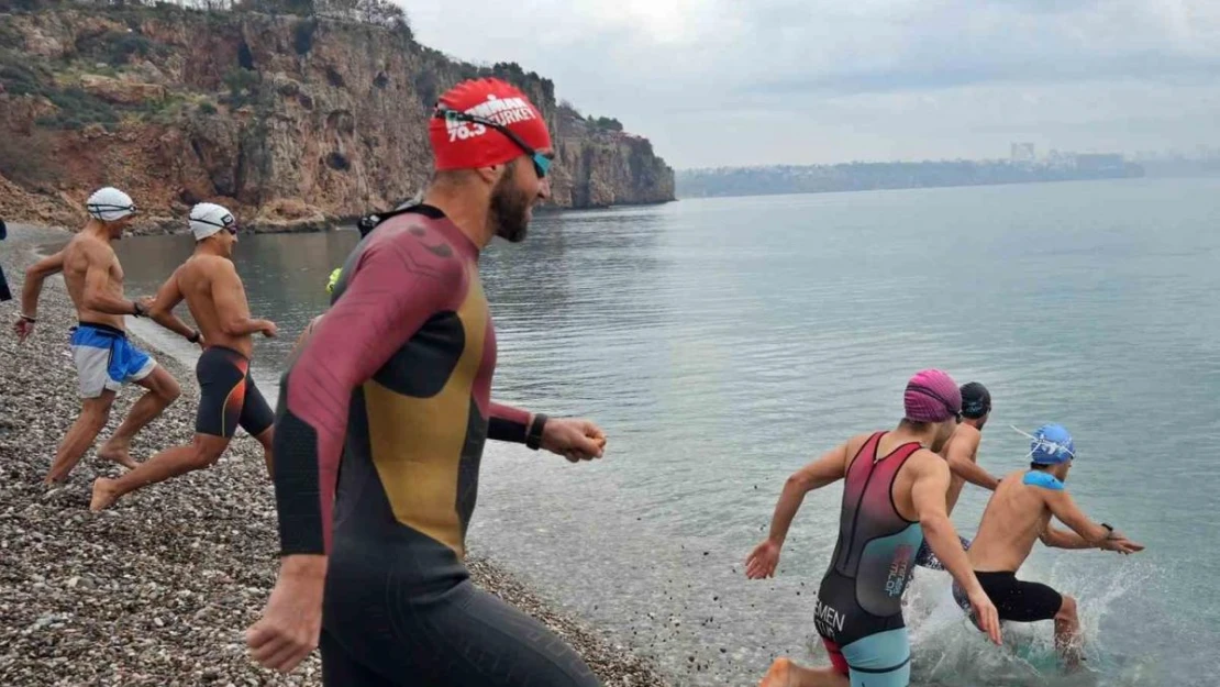 Triatloncular deniz kirliliğine 'dur' demek için denize girdiler