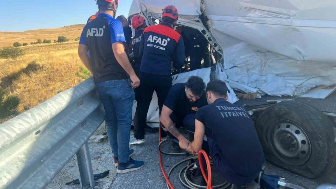 Tunceli'de 2 araç kafa kafaya çarpıştı: 3 ağır yaralı