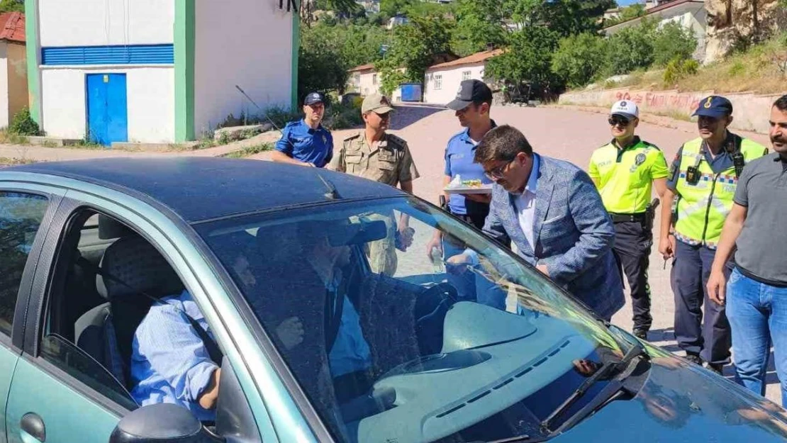 Tunceli'de çikolatalı ve oyuncaklı yol kontrolü