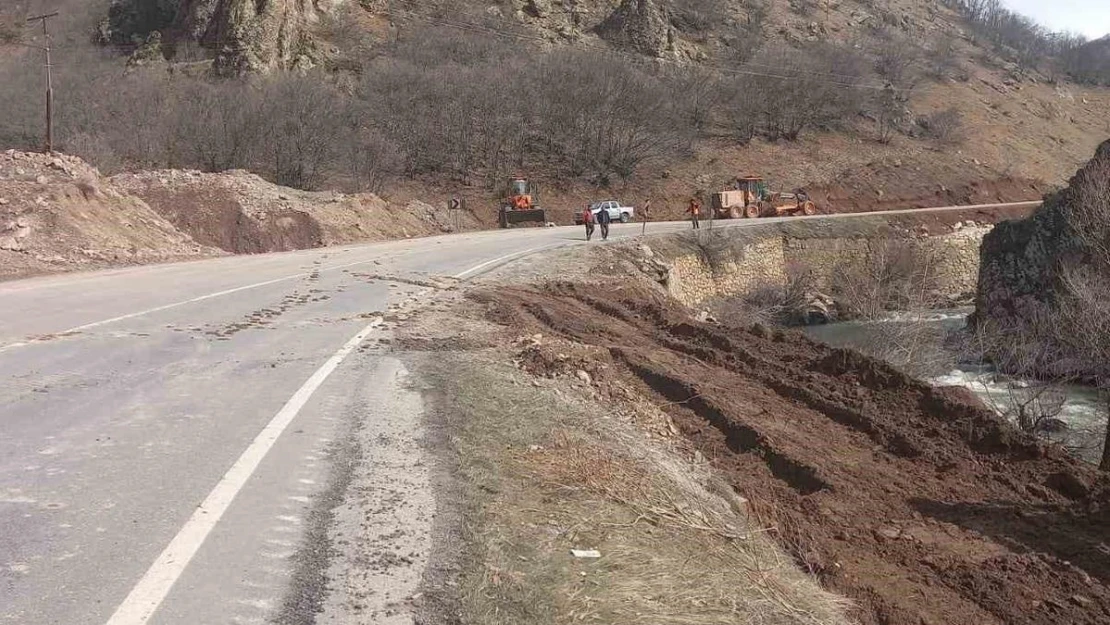 Tunceli'de devrilen tankerden çaya akan bitüm temizlendi