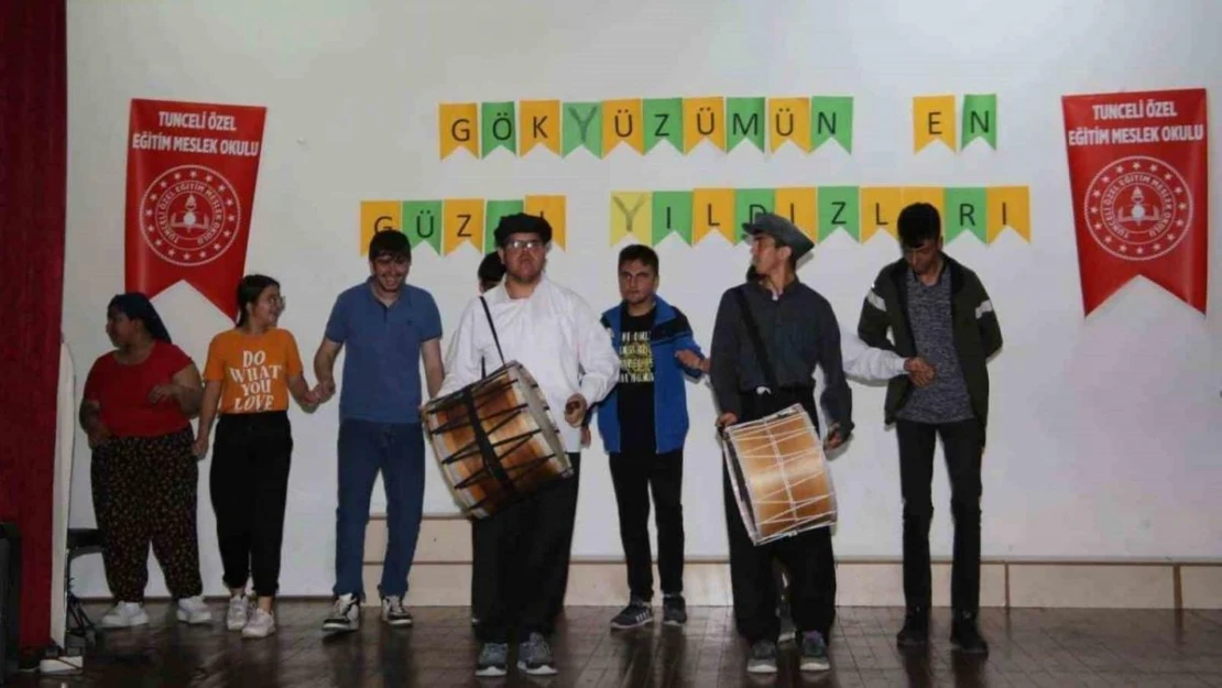 Tunceli'de özel öğrencilerden tiyatro gösterisi ve müzik dinletisi