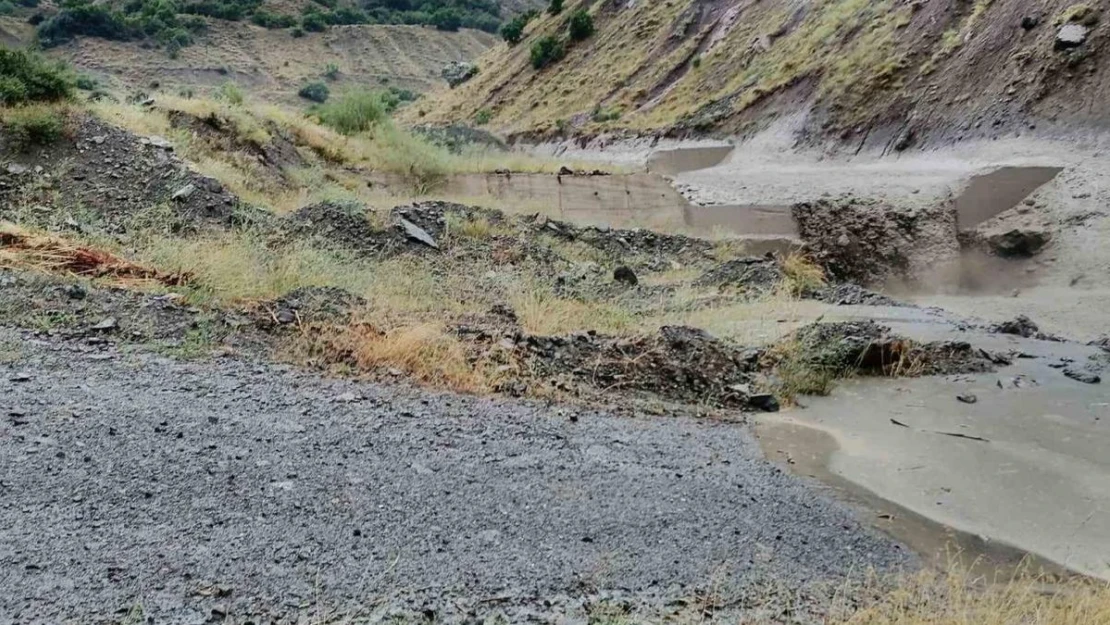 Tunceli'de sağanak sel neden oldu, o anlar kamerada