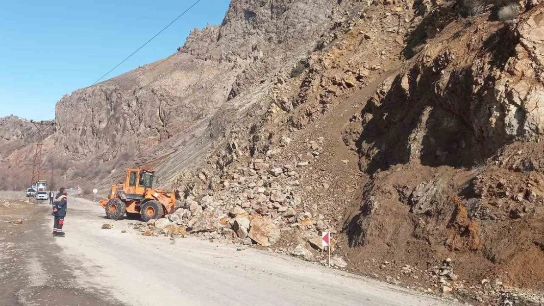 Tunceli-Erzincan karayolunda heyelan