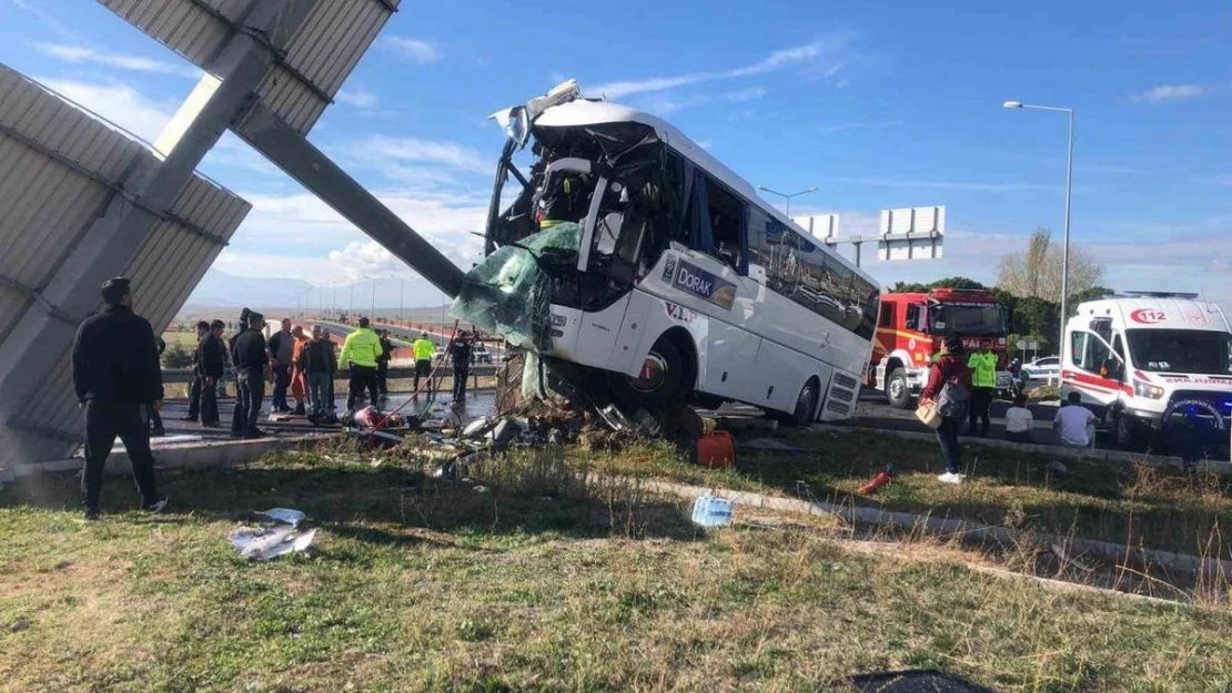 Tur otobüsü otomobile çarpıştı Çok sayıda yaralı var