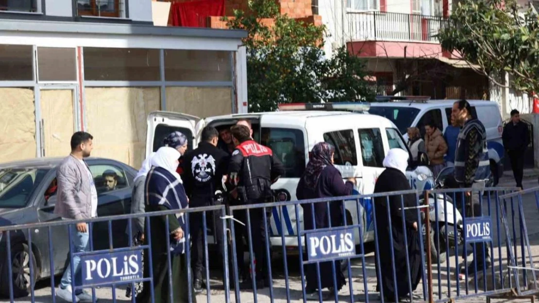 Turgutluspor-Karşıyaka maçı öncesi arbede: 1 polis yaralandı, 2 taraftar gözaltına alındı