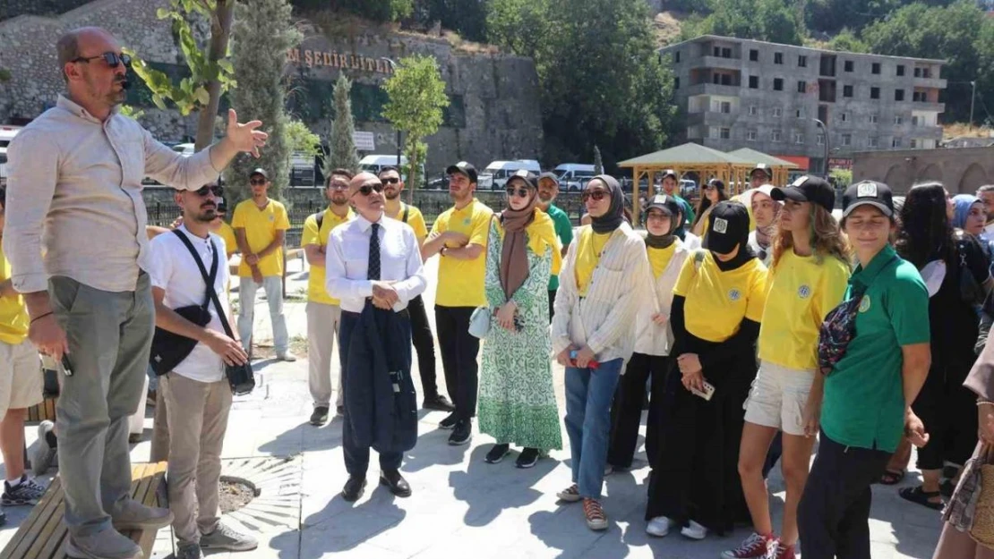 Turistik trenle Bitlis'e gelen öğrenciler tarihi mekanları gezdi