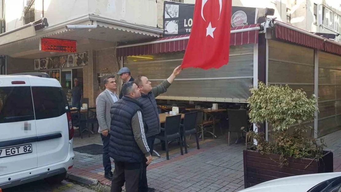 Türk bayrağını bıçakla kesen şahıs, önce güvenlik kameralarına sonra polise yakalandı