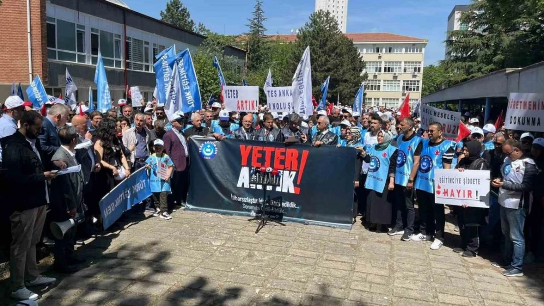 Türk Eğitim-Sen üyesi eğitim çalışanları, kendilerine yönelik şiddete karşı protesto gerçekleştirdi