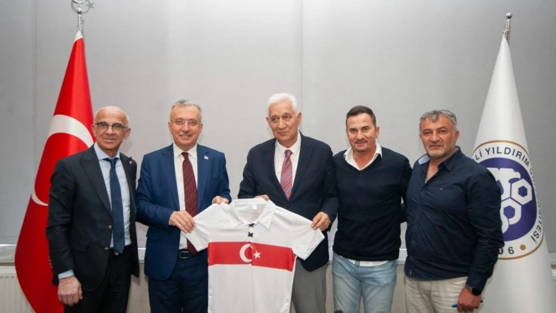 Türk futbolunun unutulmaz isimleri Rektör Levent'i ziyaret etti