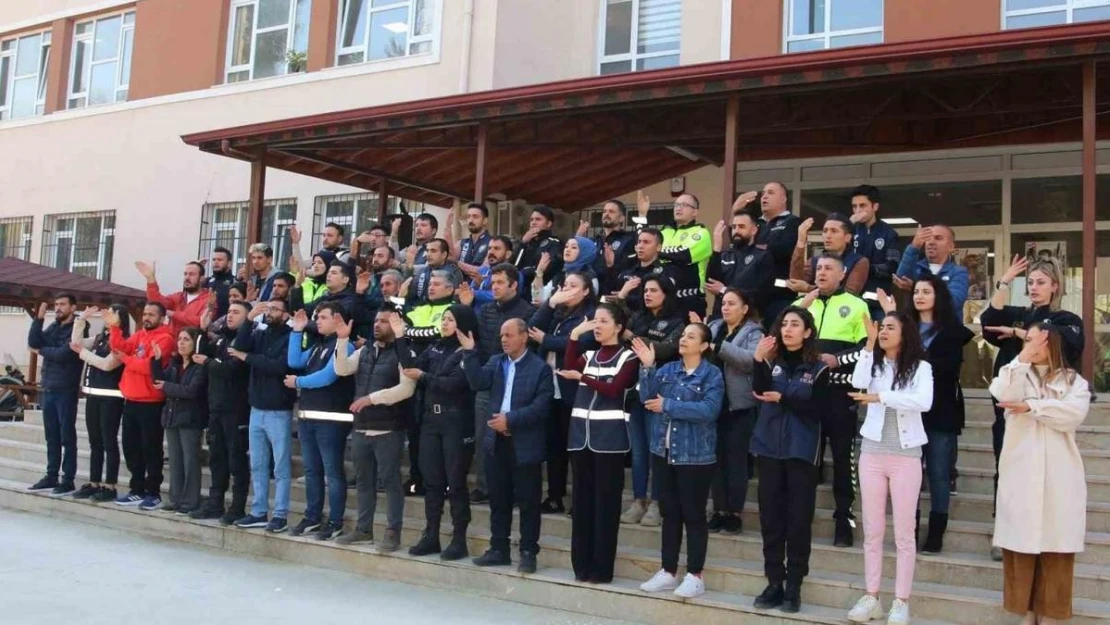 Türk polisinden işaret diliyle İstiklal Marşı