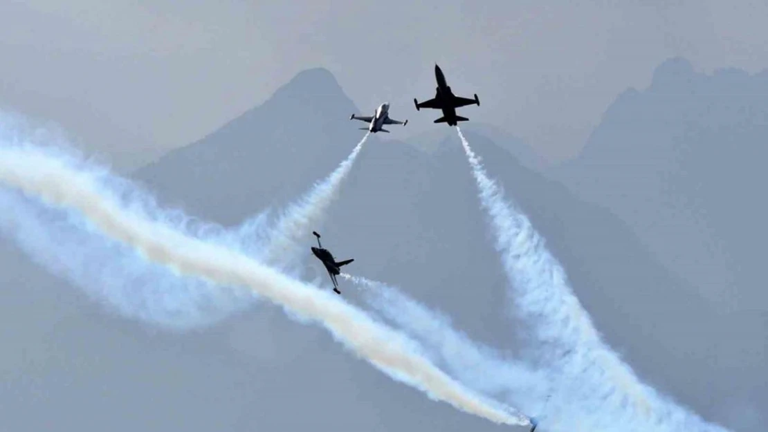 Türk Yıldızları Antalya'da nefes kesti