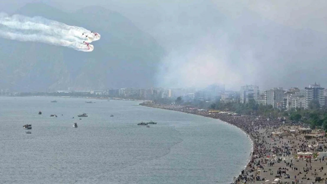 Türk Yıldızları Antalya'yı yaza çevirdi: Binlerce kişi sahili doldurdu