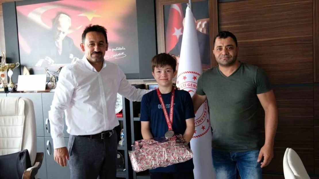 Türkiye ikincisi olan Erzincanlı güreşçiye Gençlik ve Spor İl Müdürü Mumcu'dan hediye takdimi