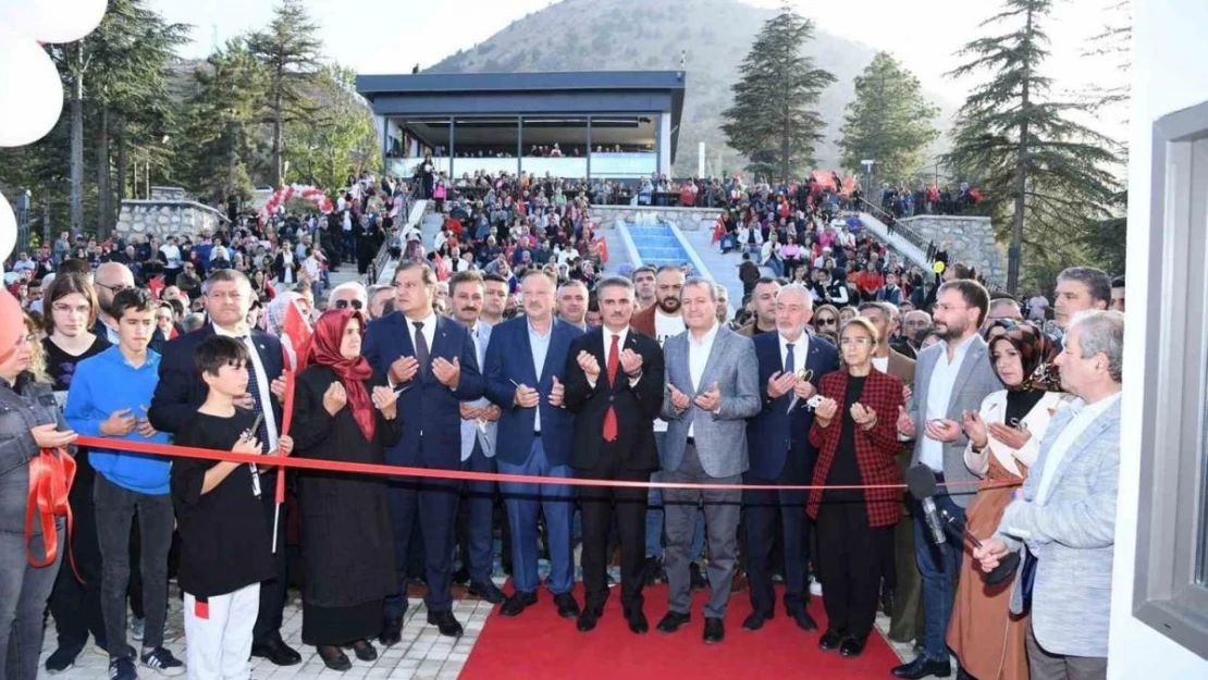 Türkiye'nin en büyük cam teraslarından biri Isparta'da açıldı