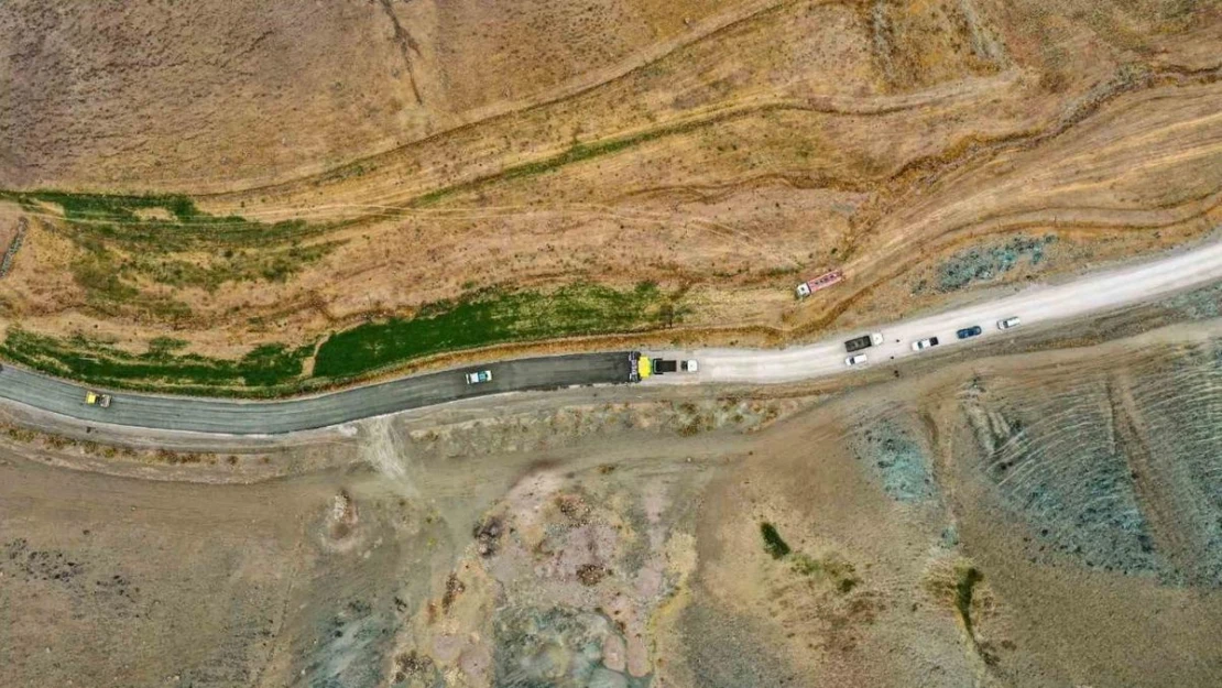 Türkiye'nin en soğuk ilçesinde beton yol çalışması