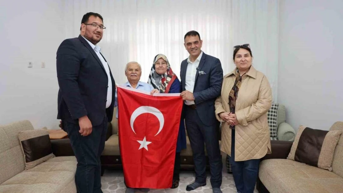 Türkiye'nin ilk astronotu Alper Gezeravcı'nın ailesine Türk bayrağı hediye edildi