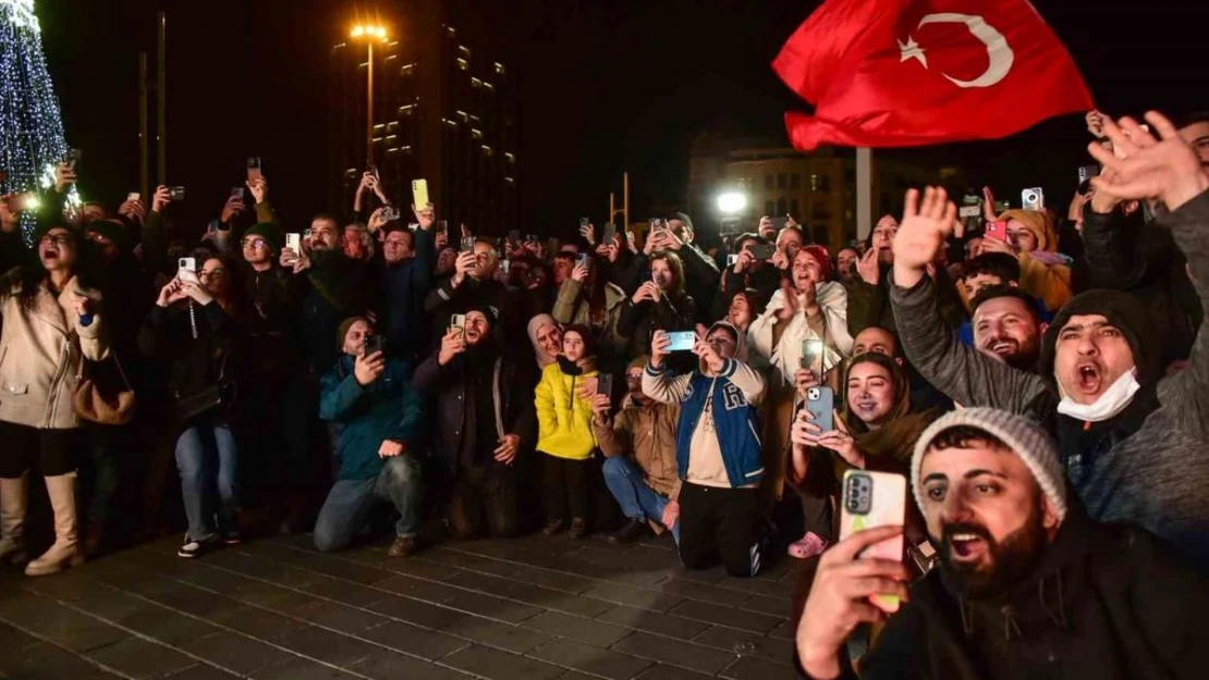 Türkiye'nin ilk uzay yolculuğunu vatandaşlar heyecanla takip etti